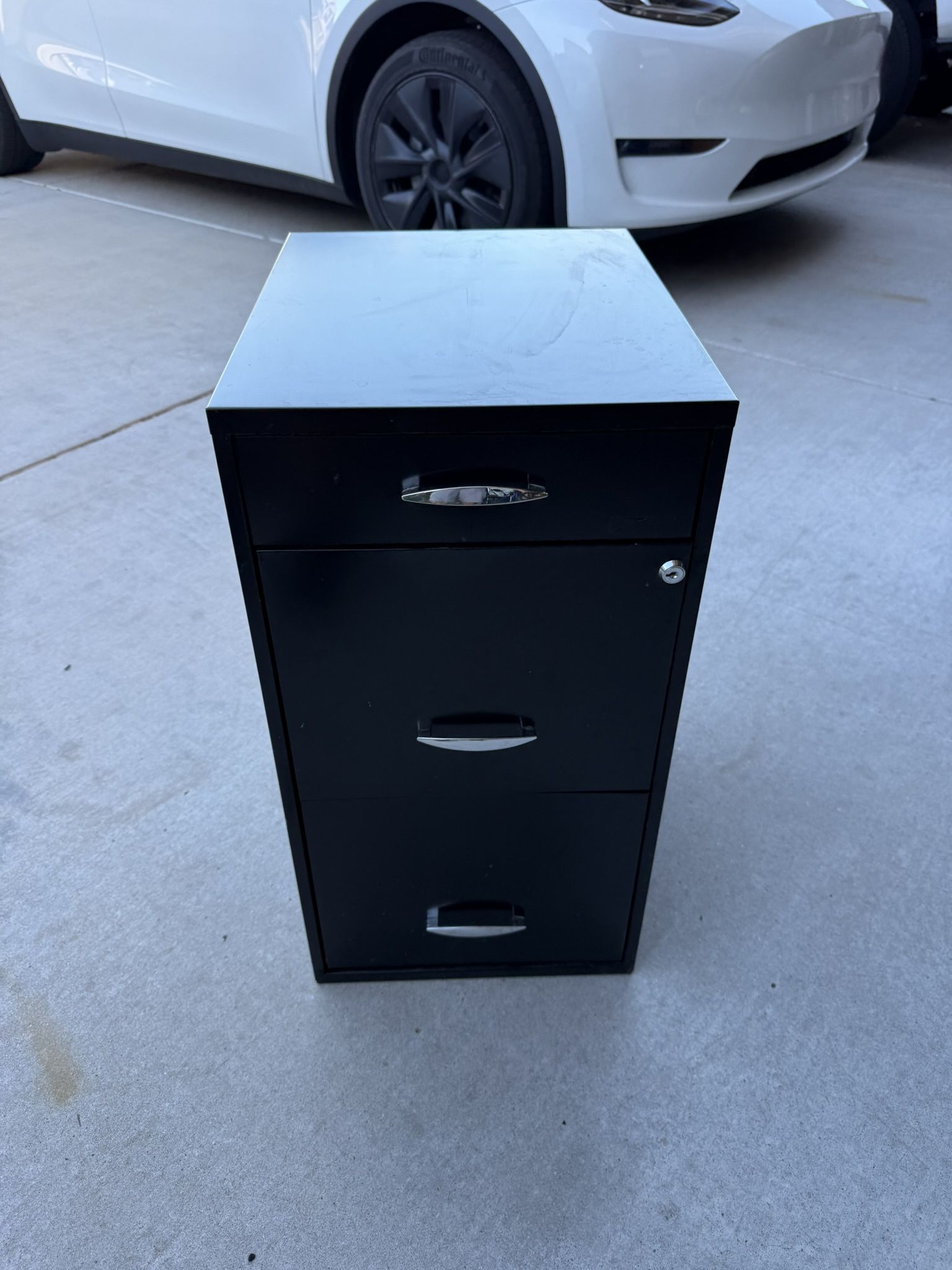 File Cabinet With Locks Please Read Entire Description