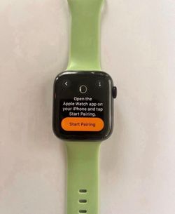 FIRM PRICE Apple I Watch In Good Condition Series 4 40mm how’s the small crack on the top right but doesn’t affect the performance