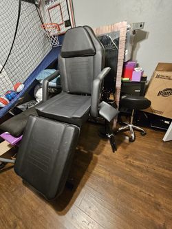 Tattoo Chair Adjustable, 2 Tattoo Guns, Alot Of Supplies