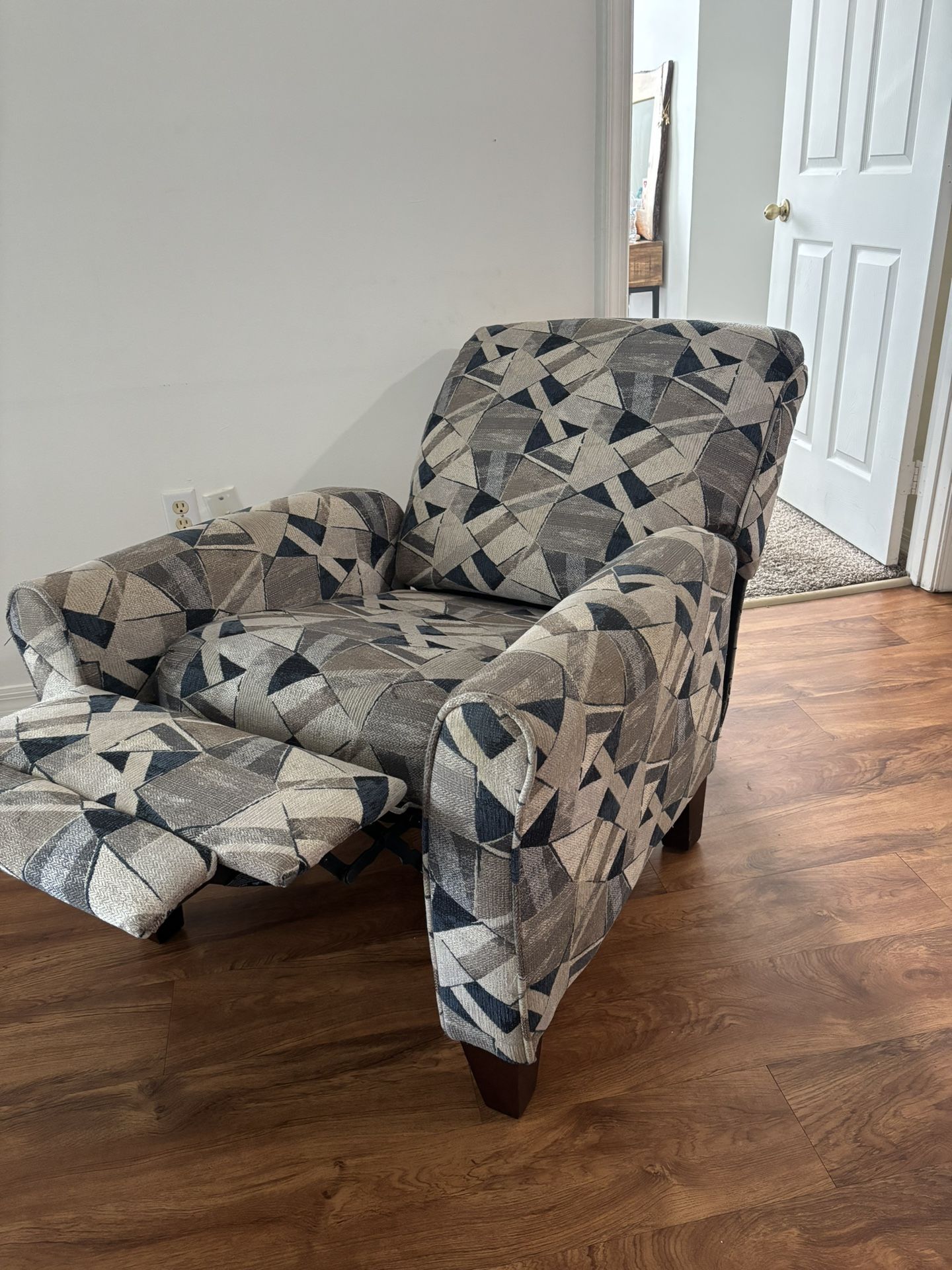 RECLINABLE CHAIR FOR SALE