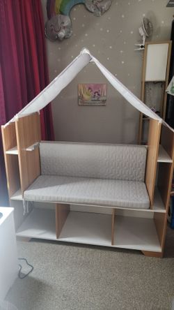 Children's Bookshelf with Seat