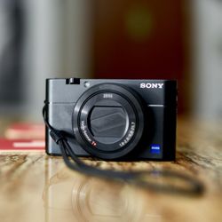 Sony Cyber‑Shot DSC‑RX100M5A — Premium Pocket-Size Camera With 300$ Accessories