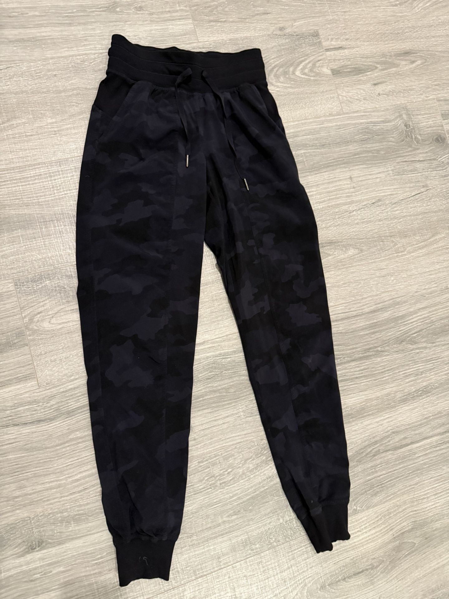 Lululemon Lightweight Black Camo Joggers Size 2