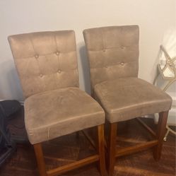4 Light Brown Bar Stools With Wooden Legs 