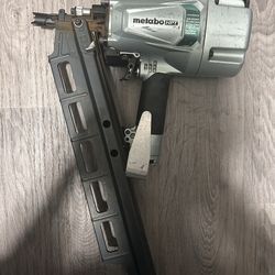 Metavo pis tola de clavo