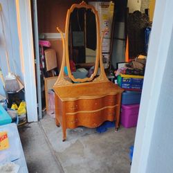Gorgeous Antique Dresser/Vanity In Excellent Condition!