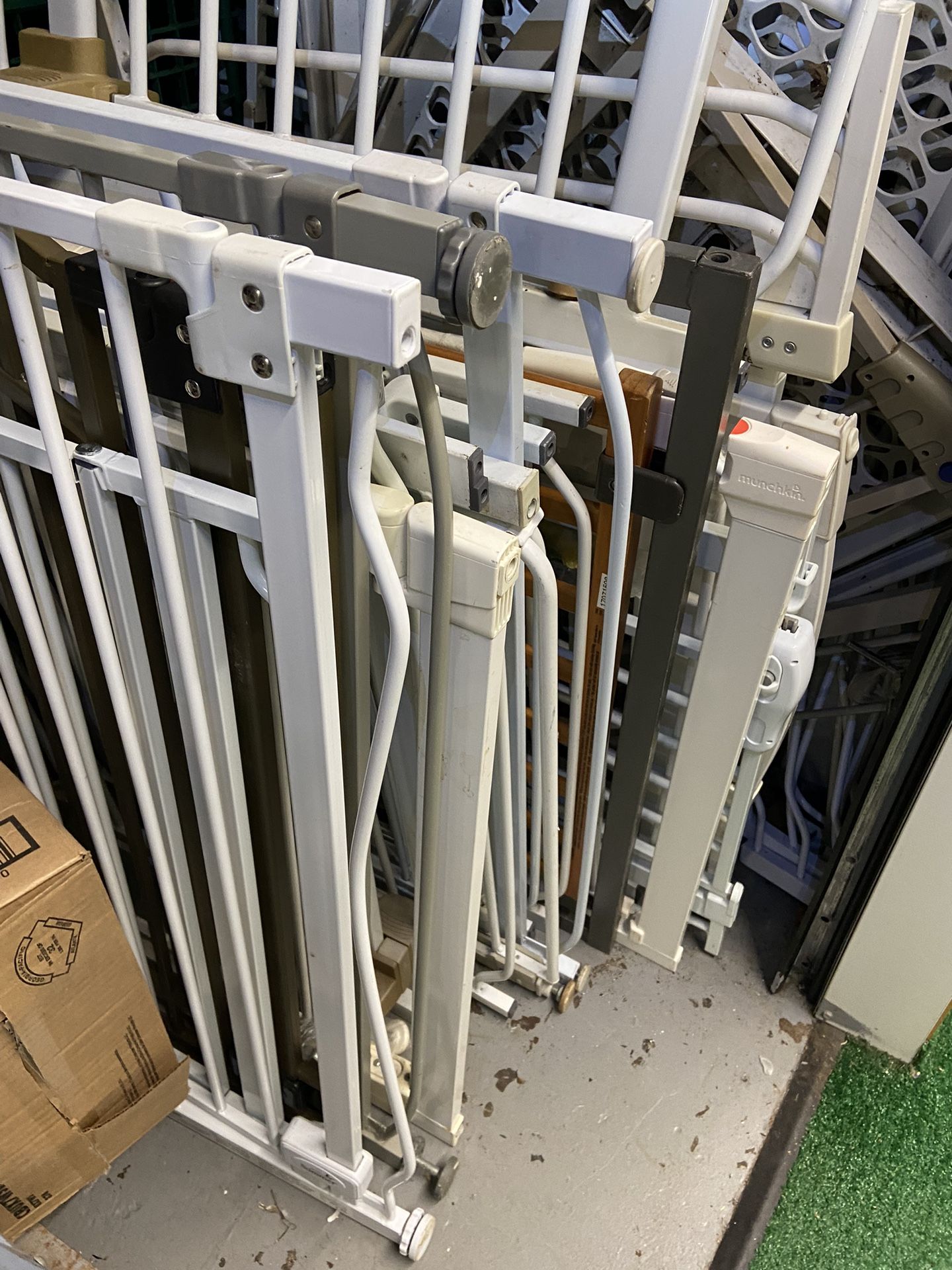 Lots Of Dog Pet Stairway Gates Baby Doorway Gate Pressure Mounted Safe