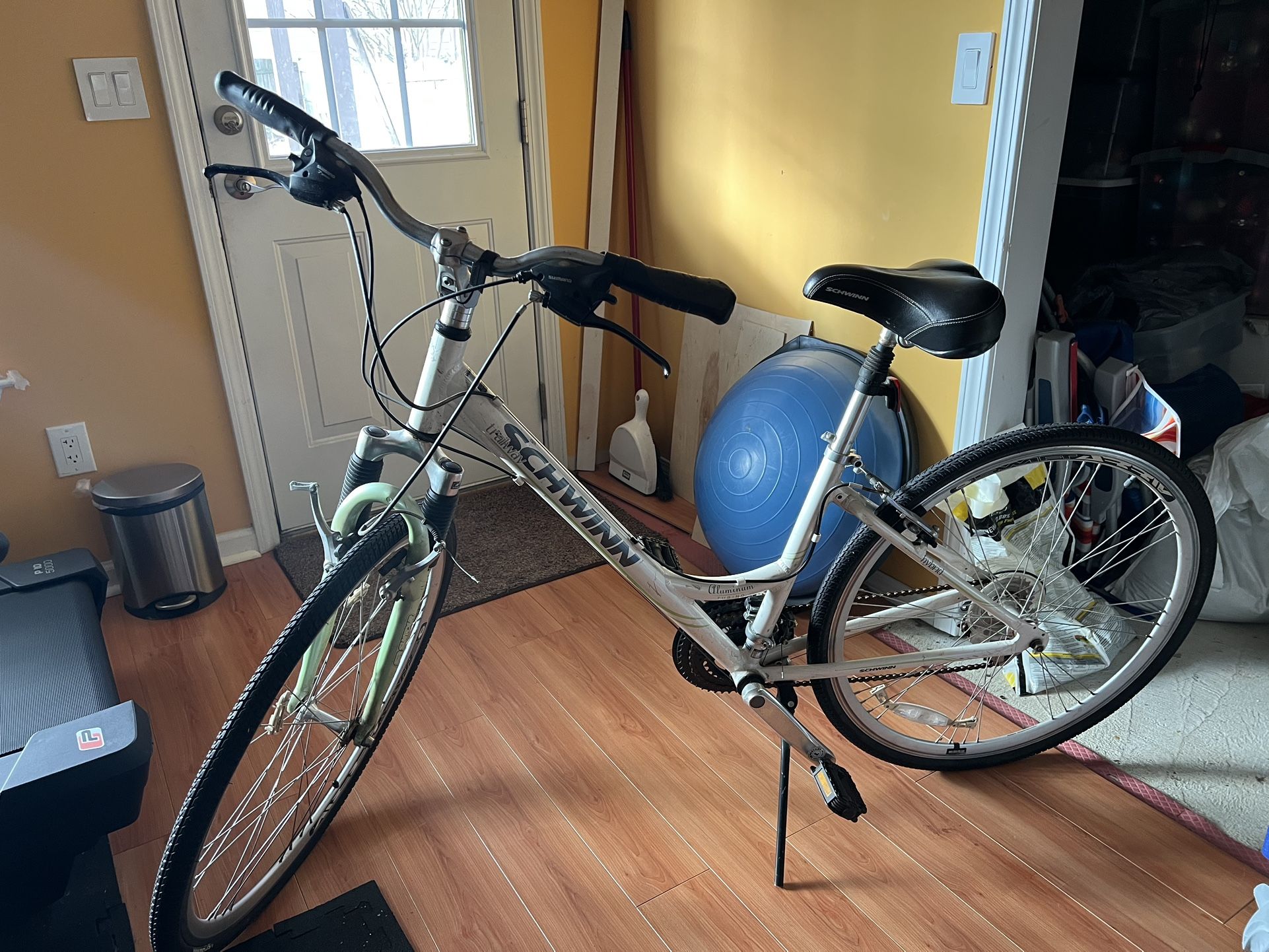 Women’s Hybrid Bike