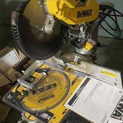 Like New DeWalt Double Bevel Compound Mitre Saw, Combo Blade Pack And matetisl
