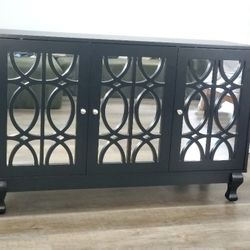 Modern Black
Mirrored TV Stand