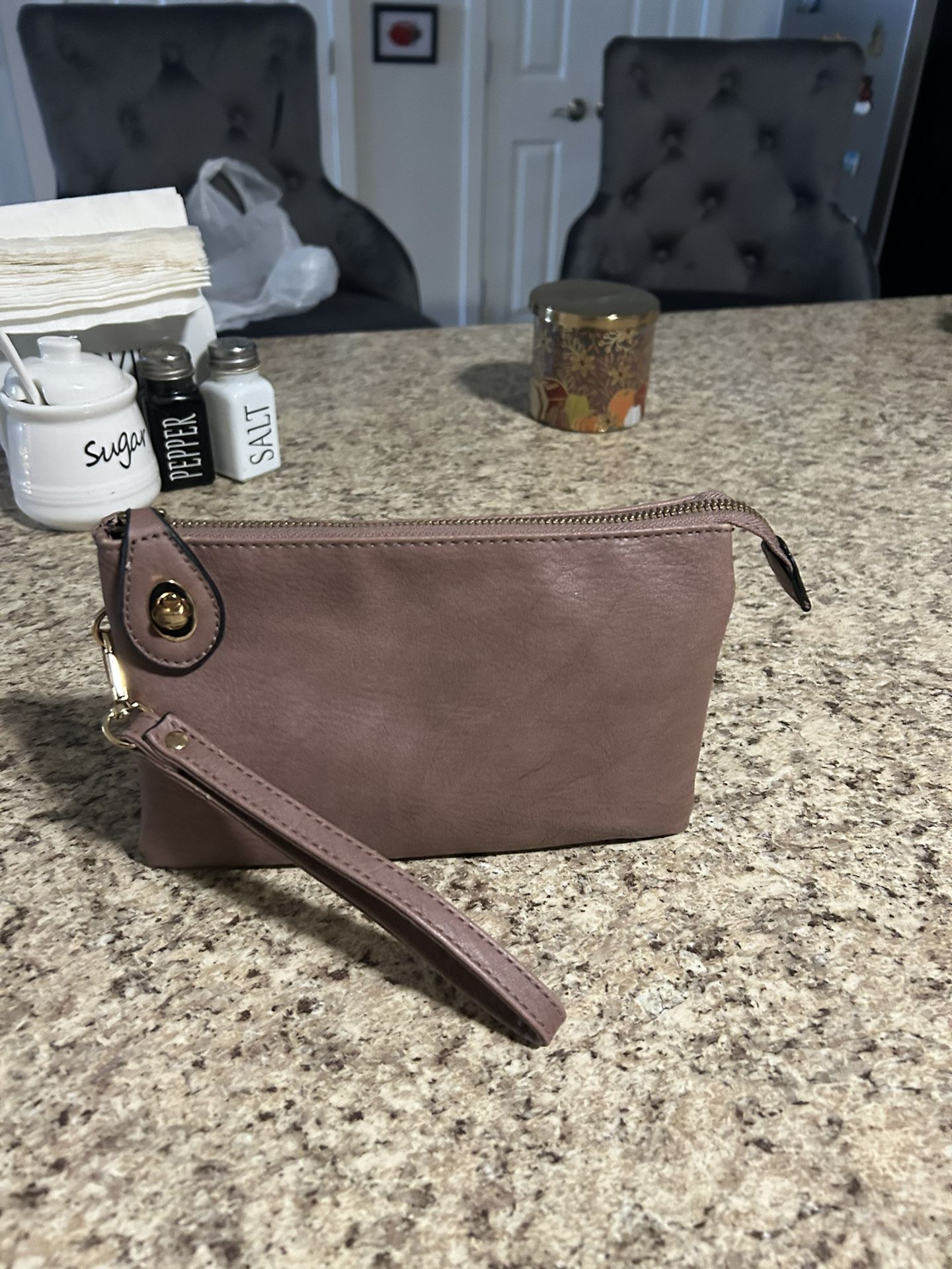 Woman’s Purse With Multiple Pockets And Zip Closure