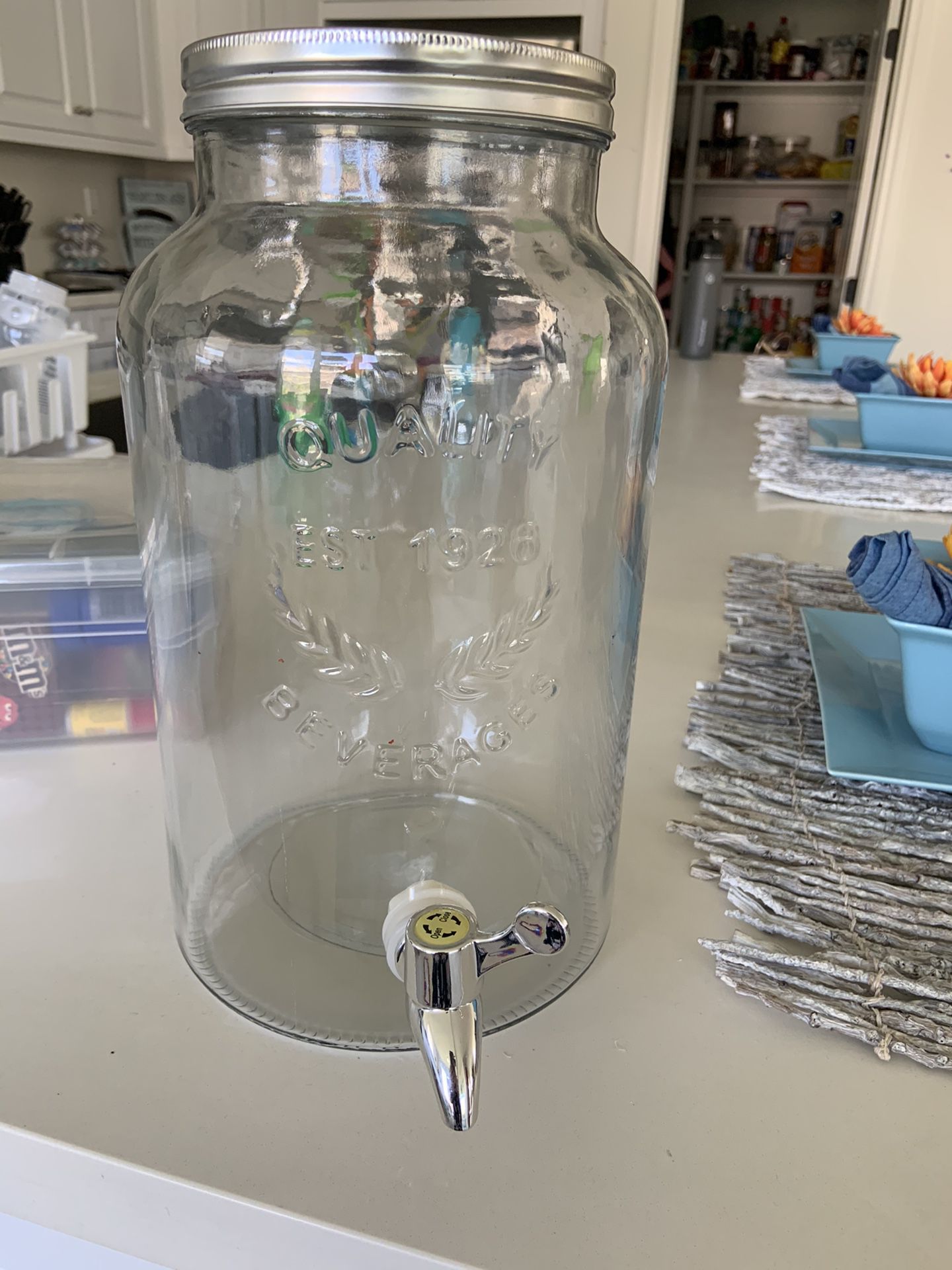 Beverage dispenser (glass)