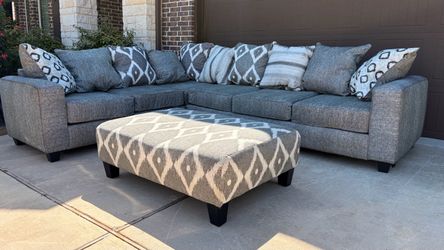 Stunning Sectional with Oversized Ottoman! Excellent condition! Clean, Comfortable and Sturdy!
