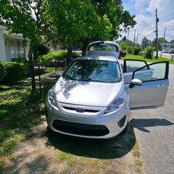 2013 Ford Fiesta 4Dr Hatchback
