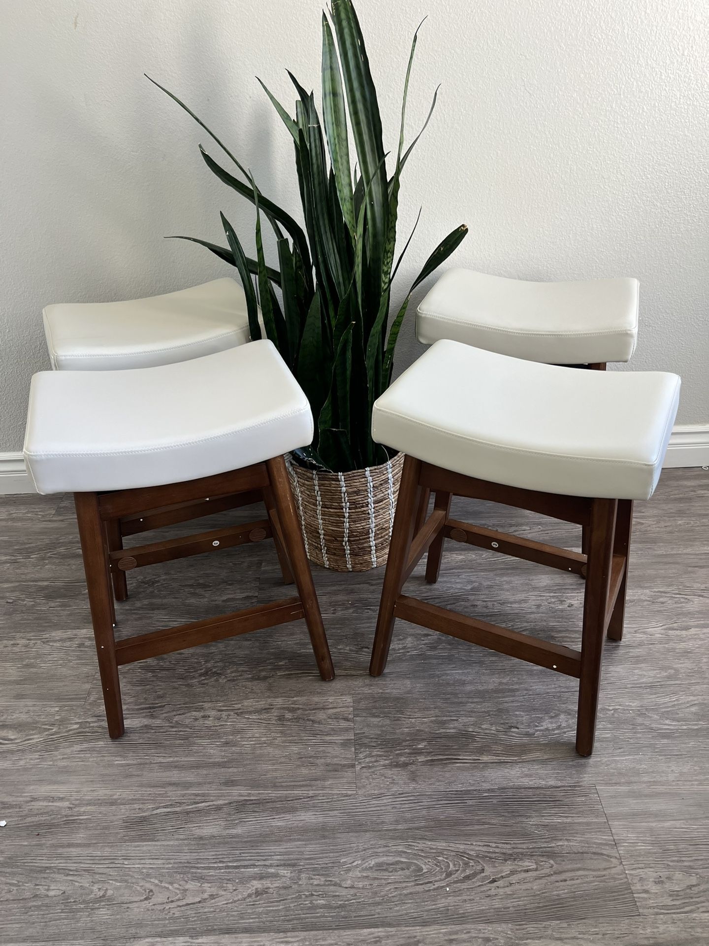 Bar Stools Set of 4, Barstools with Sturdy Wood Legs, Saddle Seat Counter Height Bar Stools for Kitchen Counter, Bar, Dining, 24 Inch Farmhouse Counte