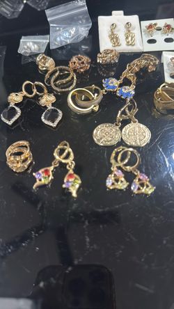 20 pairs of earrings—gold-plated and silver with pearls