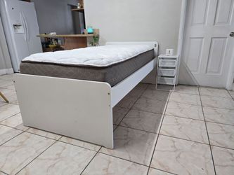 VENDO HERMOSA CAMA TAMAÑO TWIN O INDIVIDUAL, COMPLETA CON COLCHÓN.