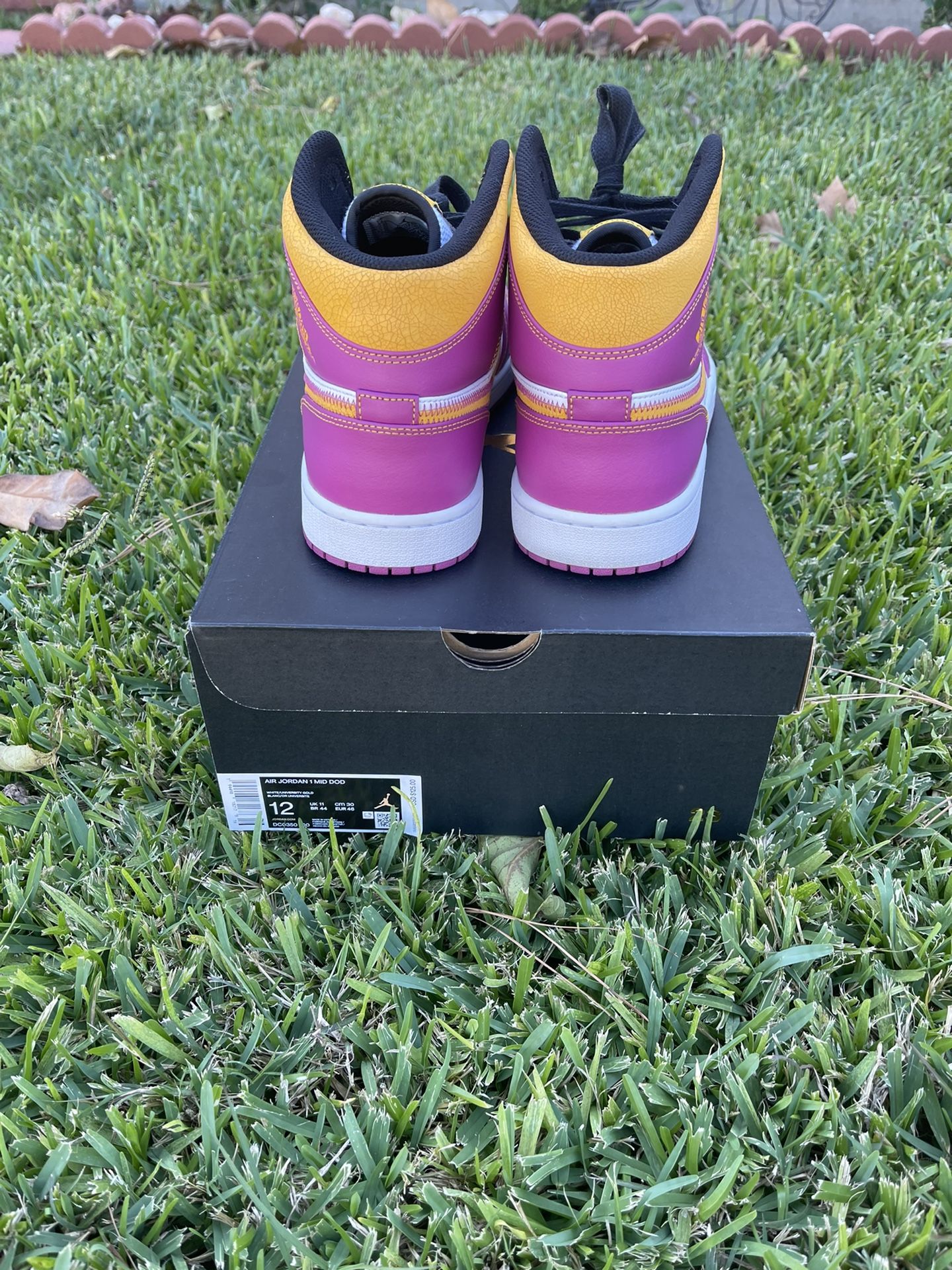 Air Jordan Mid Familia “Day of The Dead”