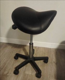 Saddle stool chair