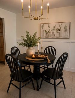 Round dining table