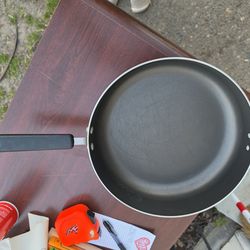 Farberware 12” Nonstick Skillet – Great Condition!