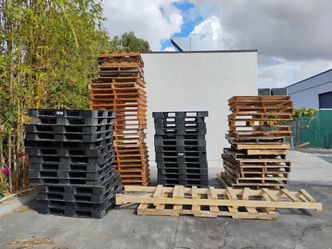 Free Pallet plastic and wood HT