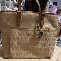 Michael Kors Signature Spacious Handbag- NON SMOKING HOME!