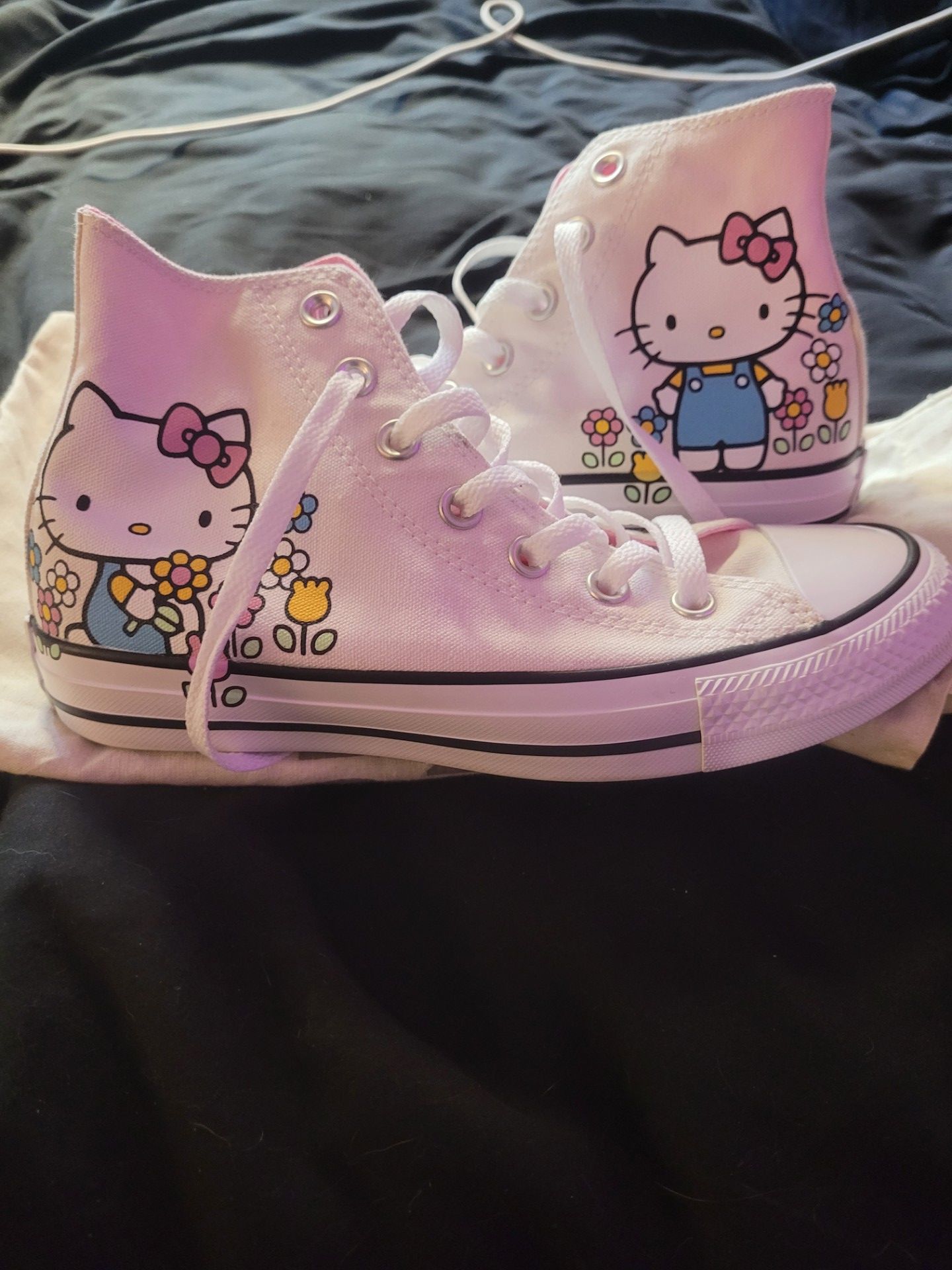 Hello kitty converse womens size 6.5