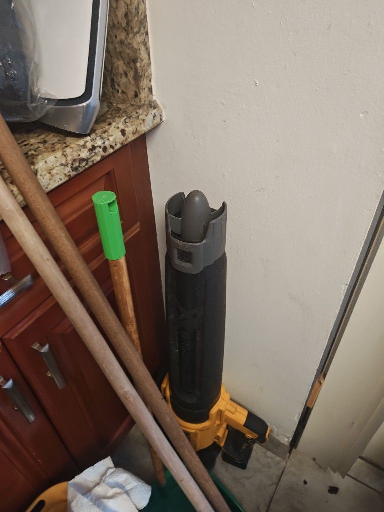 Used Works Well DeWalt Leaf Blower