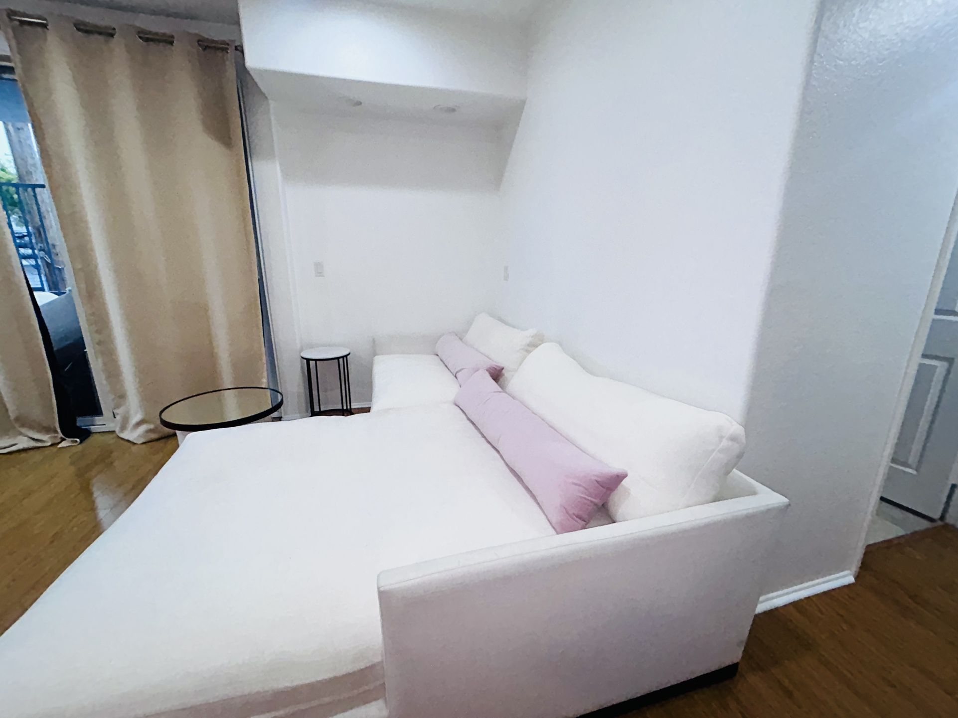 BEAUTIFUL WHITE COUCH 