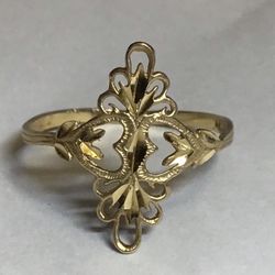 Solid 14K gold ring, filigree design.   Size 10.  Pretty