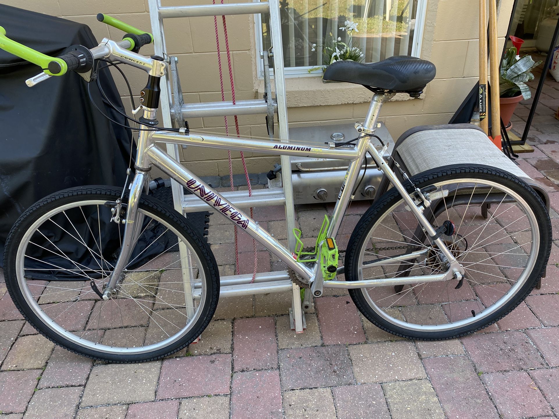 UNIVEGA 702 Mountain Bike - 20” Lightweight Aluminum Frame - 18 Speed - 26” Rims/Tires (MINT COND)