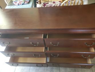 Se Vende Comoda De 6 cajones Medidas de Frente 64 × 19 × 38 pulgadas de altura $ 75