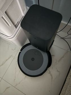 iRobot Roomba i4 Plus  with dirt disposal base