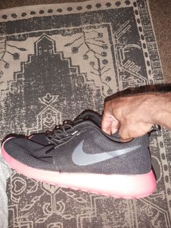 Nike Roshe Run Black Pink Sole Sneakers