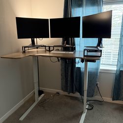 4 gaming monitor AOC 27’ courved. Plus Desk