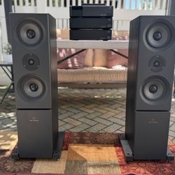 Linn Keilidh Stereo Loudspeakers, 2 Linn LK100 Power Amps, Linn Kairn Preamplifier 