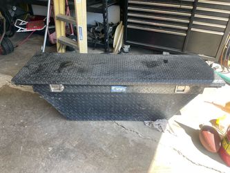 Truck bed toolbox