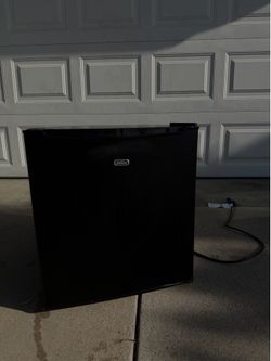 Sunbeam Compact Mini Fridge - perfectly working - move out sale