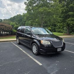 2010 Chrysler Town & County Lx 4d
