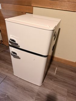 Retro Style Mini Fridge 