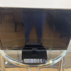 Samsung TV UN24H4000 Screen Damaged