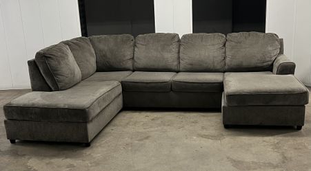 Gray U shaped sectional couch in great condition ($550 for delivery) $450 for pick up