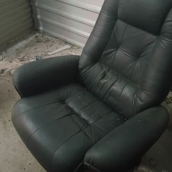 leather recliner...in storage..North Miami..FREE