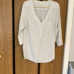  Medium length shirt, grey polkadots