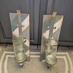 2 WALL SCONCES WITH GLASS