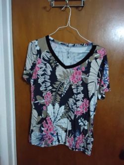 Floral Short Sleeve V-Neck Top. Large