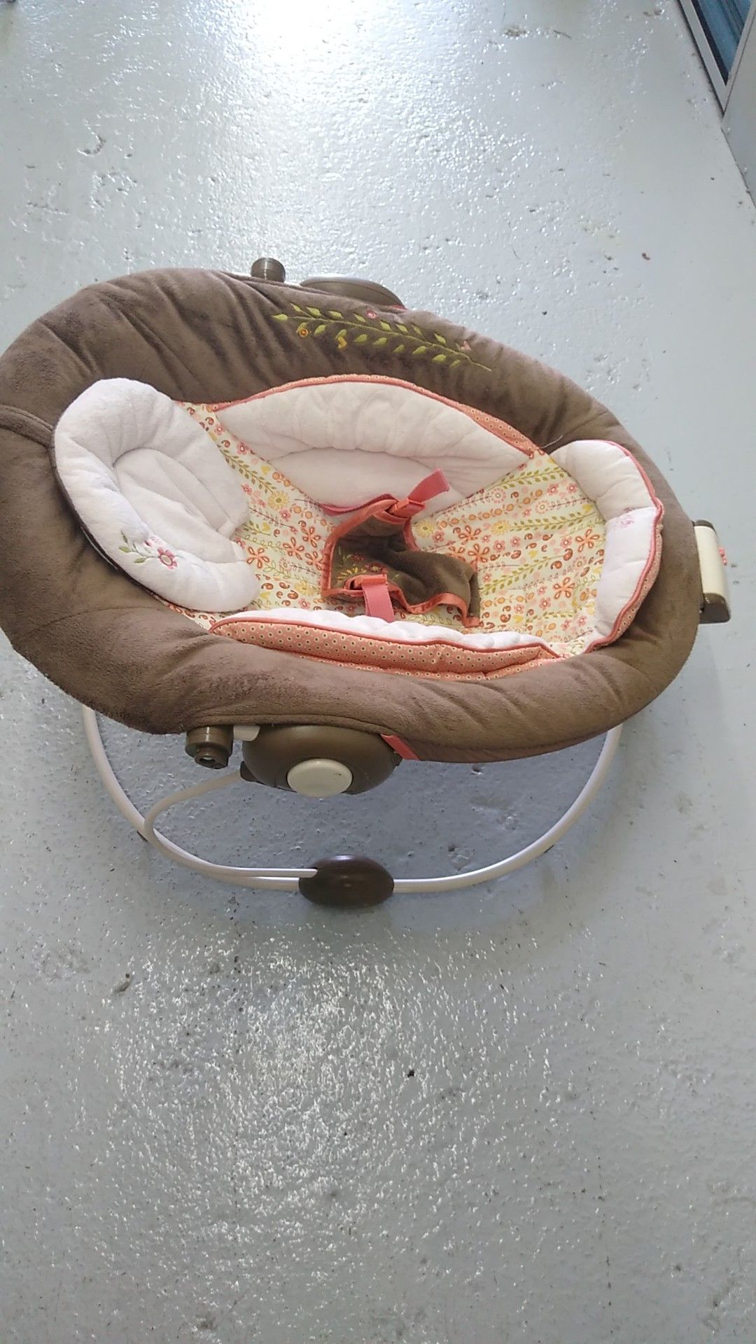 Baby bouncer $15 play music and vibrate