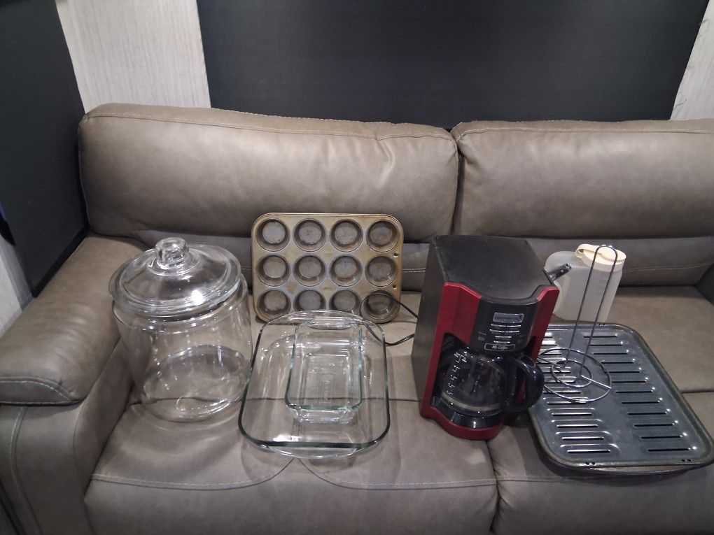 Variety of kitchen items