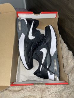 NIKE AIR MAX- Women’s 7.5 / NEVER WORN